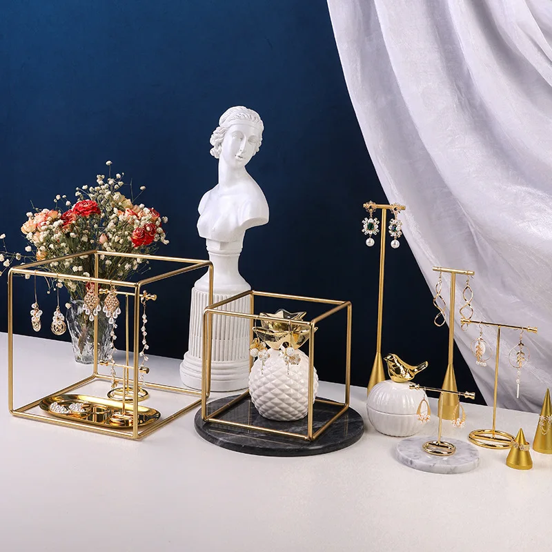 Simple Nordic Gold Geometric Metal Frame Jewelry Display Stand - Image 2