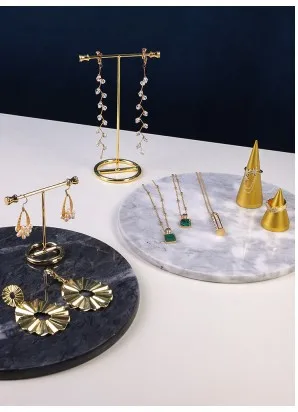 Simple Nordic Gold Geometric Metal Frame Jewelry Display Stand - Image 5