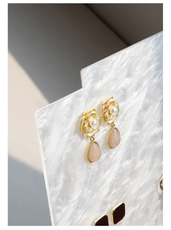 Classy Vertical Acrylic Display Board Ornament Elegant Jewelry Rack for Earrings - Image 6
